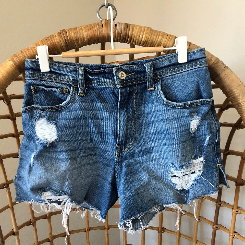 Size 3 W 26 Hollister High-Rise Vintage Short 4” with flower embroidery